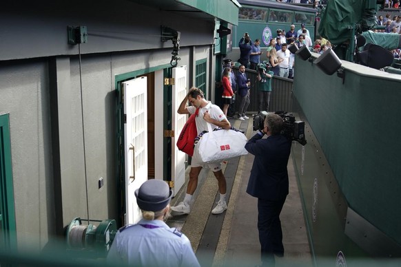 Cette porte est bien trop petite pour la sortie d'un si grand champion.