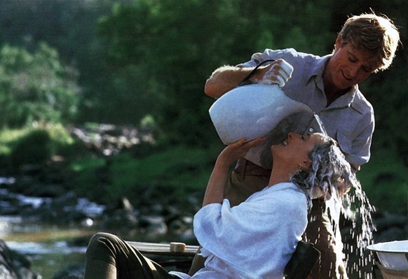 Jenseits von Afrika, (OUT OF AFRICA) USA 1985, Regie: Sidney Pollack, MERYL STREEP + ROBERT REDFORD, Stichwort: Krug, Haarw�sche, Shampoo, Wasser UnitedArchives00008606

beyond from Africa out of Af ...