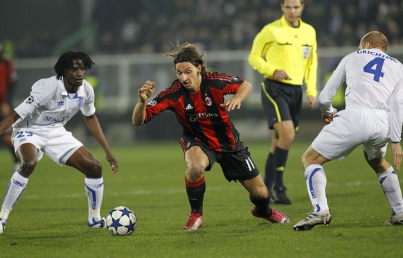 AC Milan&#039;s Zlatan Ibrahimovic, center, tries to pass between Auxerre&#039;s Stephane Grichting, right, and Delvin Ndinga during their Champions League soccer match in Auxerre, central France, Tue ...