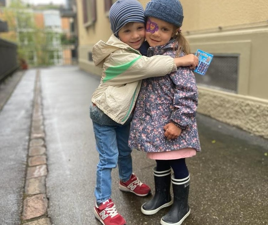 Lisa avec son frère. Pour lui aussi, la période de la thérapie est éprouvante.