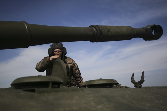 epa09931795 A Ukrainian serviceman looks on from a self-propelled howitzer, at an undisclosed area of Kharkiv, Ukraine, 07 May 2022. Russian troops entered Ukraine on 24 February, resulting in fightin ...