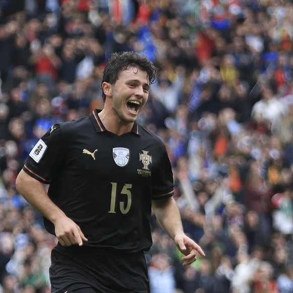 Trois buts pour Joao Neves