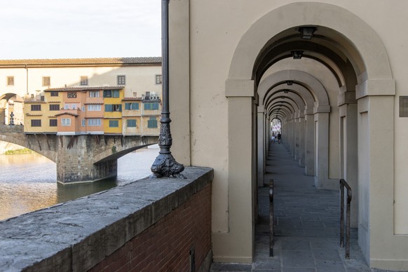 Ponte Vecchio à Florence sur le fleuve Arno et le Corridor Vasari