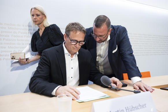 Philipp Matthias Bregy, Nationalrat Mitte-VS und Parteipraesident Mitte, rechts, disktutiert mit Martin Huebscher, Nationalrat SVP-ZH, neben Lilian Studer, ehemalige Nationalraetin EVP, links, vor Beg ...