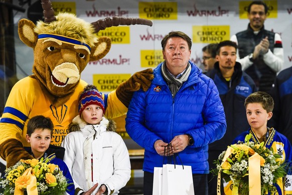 Mascot &quot;Hitsch&quot; and former hockey player Jari Kurri await the Best Player Ceremony, after the game between Finland&#039;s Jokerit Helsinki and Germany&#039;s Adler Mannheim, at the 89th Spen ...