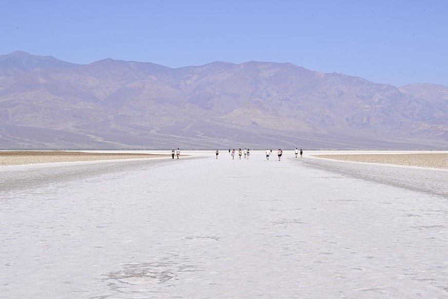 DEATH VALLEY, CALIFORNIA - MAY 29: Tourists visit Badwater Basin as &#039;Extreme Heat Warning&#039; issued in Death Valley National Park of California, United States on May 29, 2025. Badwater Basin i ...