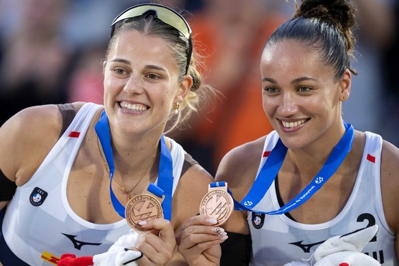 epa11553485 Bronze medalists Zoe Verge-Depre (R) and Esmee Bobner of Switzerland pose during the award ceremony of the Women&#039;s 2024 European Beach Volleyball Championships in The Hague, Netherlan ...