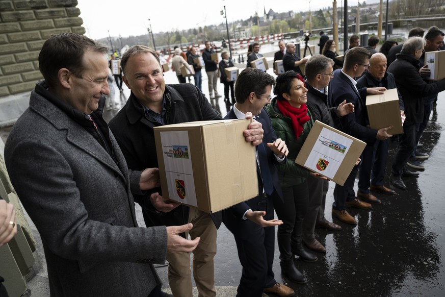 Nationalrat Thomas Matter, SVP-ZH, Parteipraesident und Nationalrat Marcel Dettling, SVP-SZ, Nationalrat Lars Guggisberg, SVP-BE, Nationalraetin Sandra Sollberger, SVP-BL, Nationalrat Roland Rino Buec ...