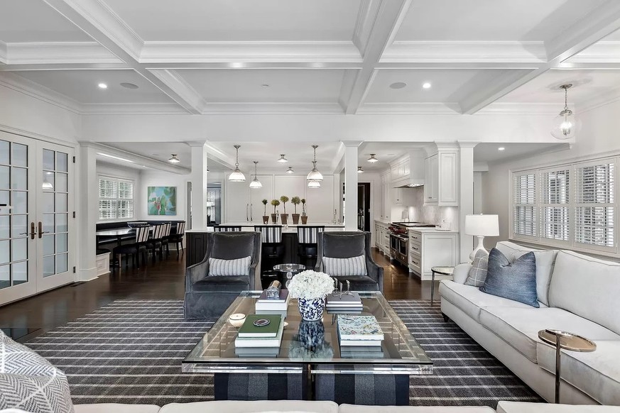 Kevin Home Alone Allein Zuhaus Haus wird verkauft. 671 Lincoln Ave, Winnetka, IL 60093
, Chicago. https://www.zillow.com/homedetails/671-Lincoln-Ave-Winnetka-IL-60093/3360197_zpid/