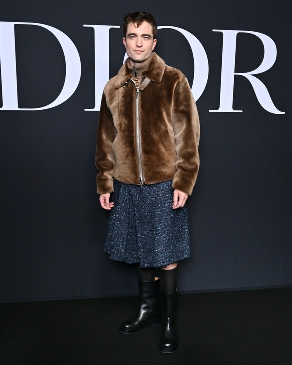 Le look de Robert Pattinson au défilé Dior Homme à la Fashion Week de Paris n'a pas vraiment convaincu.