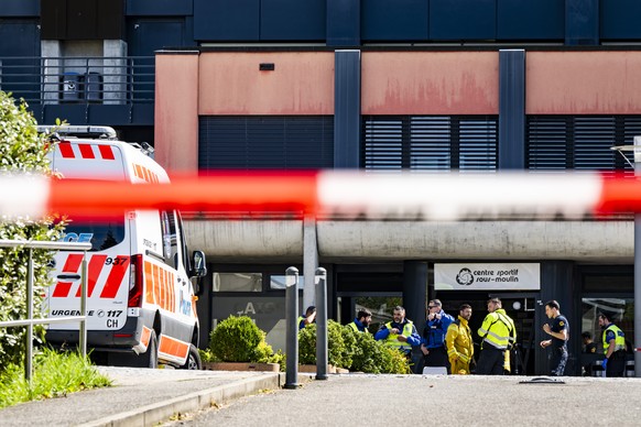 Les services de secours interviennent apres l&#039;accident d&#039;un vehicule dans l&#039;entree du centre sportif de Sous-Moulin le samedi 14 septembre 2024 a Thonex pres de Geneve. Une automobilist ...