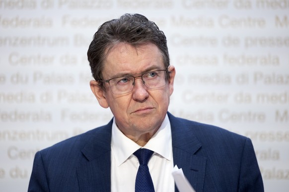 Bundesrat Albert Roesti hoert sich eine Frage an, waehrend einer Medienkonferenz zum Verlagerungsbericht 2025, am Mittwoch, 19. November 2025 in Bern. Der Bundesrat will sich fuer moderne und gut ausg ...