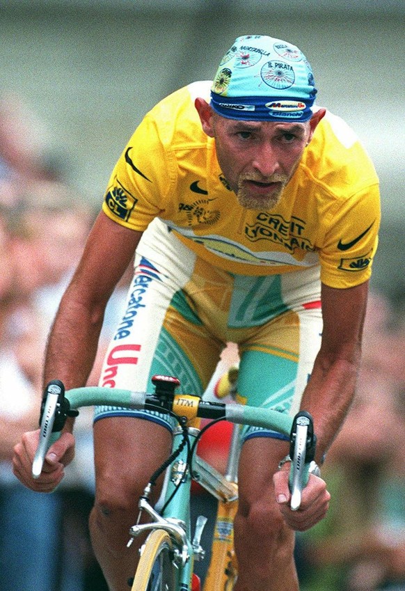 Cycling racer Marco Pantani of Italy, with his jellow jacket of winner of the Tour de France&#039;98, in action during the exhibition cycling race &quot;A travers Lausanne&quot;, in Lausanne, Switzerl ...