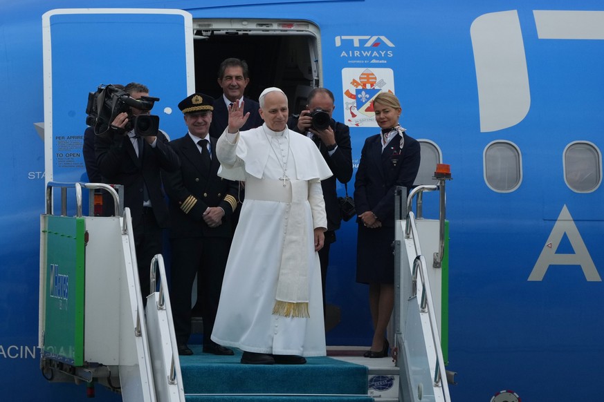 Pope Leo XIV waves as he boards a plane bound to Beirut, Lebanon, at Ataturk airport, in Istanbul, Turkey, Sunday, Nov. 30, 2025. (AP Photo/Dilara Acikgoz)
Turkey Mideast Pope