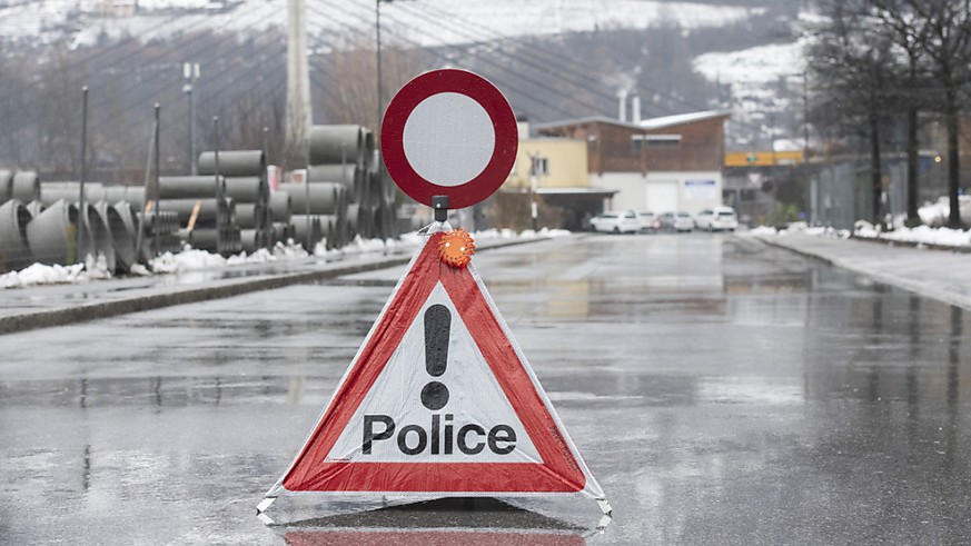 Une dizaine de jeunes âgés de 17 à 24 ans se sont évadés du centre de Pramont samedi soir après avoir agressé et enfermé un gardien. Six d'entre eux ont été retrouvés depuis, selon la police cant ...