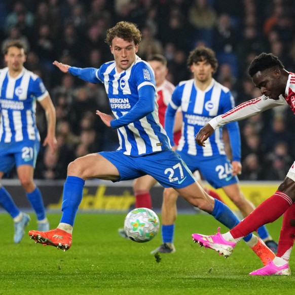 Saka tire malgré l'opposition d'un défenseur