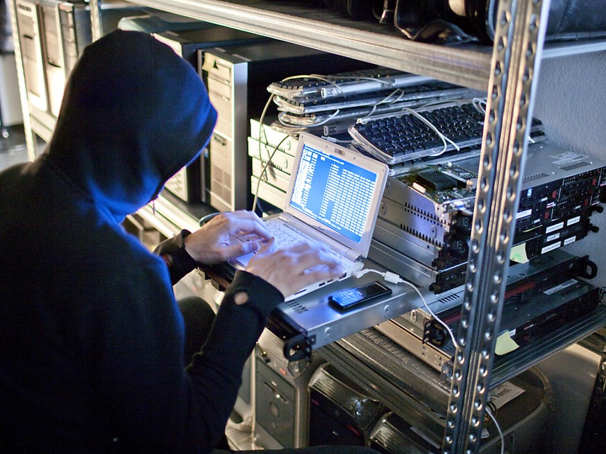 Un hacker en pleine cyberattaque.