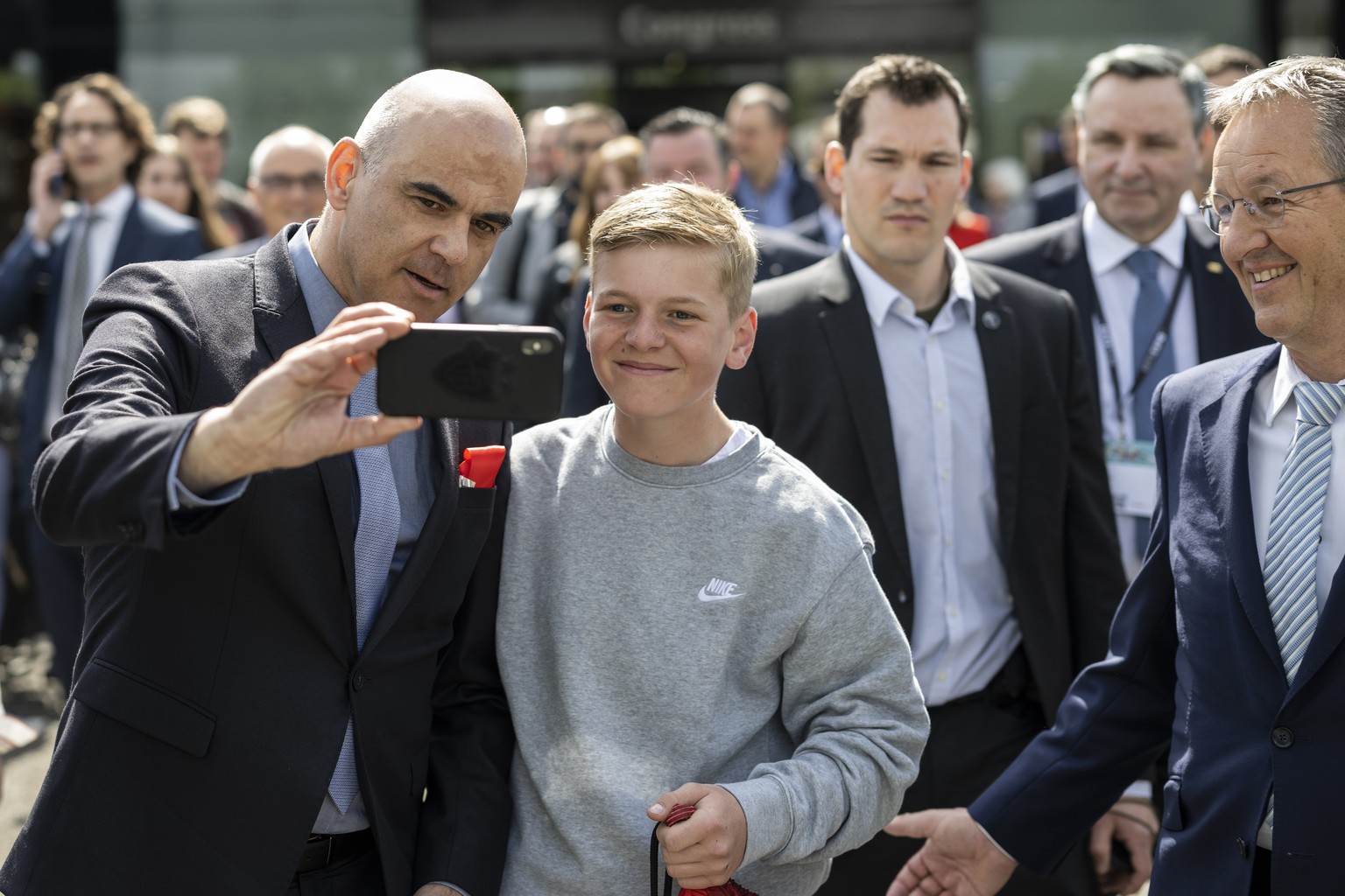 Der Schueler Lionel, links, ergattert ein Selfie mit Bundesrat Alain Berset, rechts freut sich der Verwaltungsratspraesident von Bernexpo, Peter Staehli, am Eroeffnungstag der diesjaehrigen Berner Fru ...