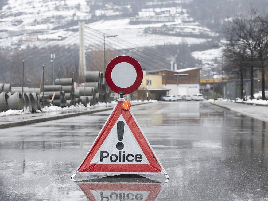 Une dizaine de jeunes âgés de 17 à 24 ans se sont évadés du centre de Pramont samedi soir après avoir agressé et enfermé un gardien. Six d&#039;entre eux ont été retrouvés depuis, selon la police cant ...