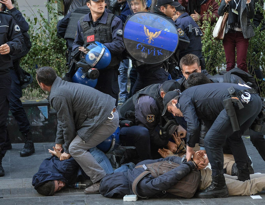 Le régime de Recep Tayyip Erdogan prend des mesures contre les opposants: la police arrête des partisans du parti pro-kurde HDP lors d&#039;une manifestation.