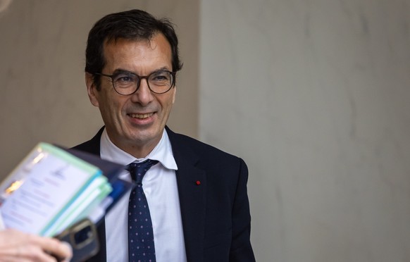 epa12598422 French Labour Minister Jean-Pierre Farandou leaves the Elysee palace after the weekly cabinet meeting in Paris, France, 17 December 2025. EPA/CHRISTOPHE PETIT TESSON