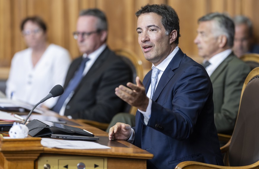 Andrea Caroni, FDP-AR, hinten Mitte, spricht zur Debatte um die Frage des Staendemehrs in der Abstimmung ueber die Bilateralen III, an der Sommersession der Eidgenoessischen Raete, am Donnerstag, 11.  ...