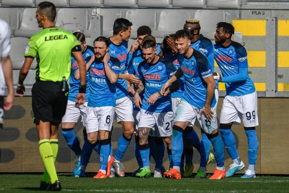 epa10448803 Napoli&#039;s Khvicha Kvaratskhelia celebrates with teammates after scoring the 0-1 goal during the Italian Serie A soccer match between Spezia Calcio and SSC Napoli, in La Spezia, Italy,  ...