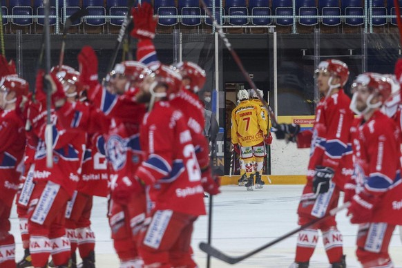 Biels Ramon Tanner, Mitte, beim Abgang nach dem Eishockey Pre-Playoff-Spiel der National League zwischen dem SC Rapperswil-Jona und dem EHC Biel, am Freitag, 9. April 2021, im Lido in Rapperswil-Jona. ...