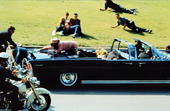 La raison pour laquelle Jackie s'est précipitée, à découvert, à l'arrière de la voiture, restera longtemps mystérieuse.