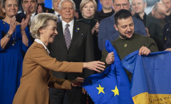 epa10444529 A handout photo made available by the Ukrainian Presidential Press Service shows Ukraine&#039;s President Volodymyr Zelensky (C), European Commission President Ursula von der Leyen (C-L) a ...