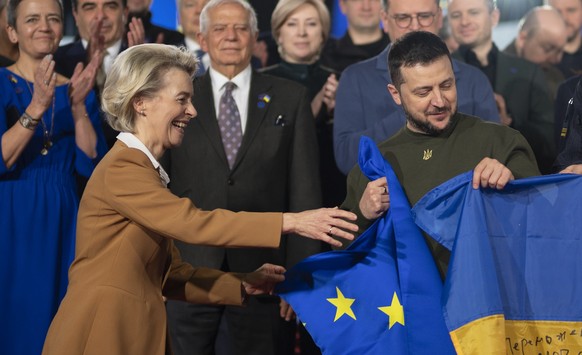 Le président ukrainien Volodymyr Zelensky (C), la présidente de la Commission européenne Ursula von der Leyen, le 2 février dernier.