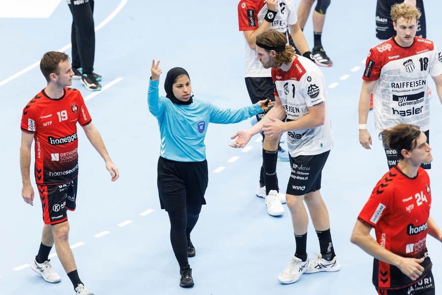 Maali Alenezi n'a aucun problème à faire respecter ses décisions auprès des handballeurs suisses.