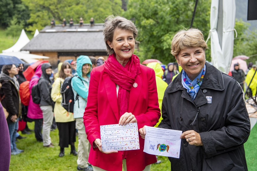 Bundesraetinen Simonetta Sommaruga, rlinks, und Viola Amherd, rechts, an den Feierlichkeiten auf der Ruetliwiese waehrend der Bundesfeier auf dem Ruetli, welche im Zeichen von 50 Jahre Frauenstimmrech ...