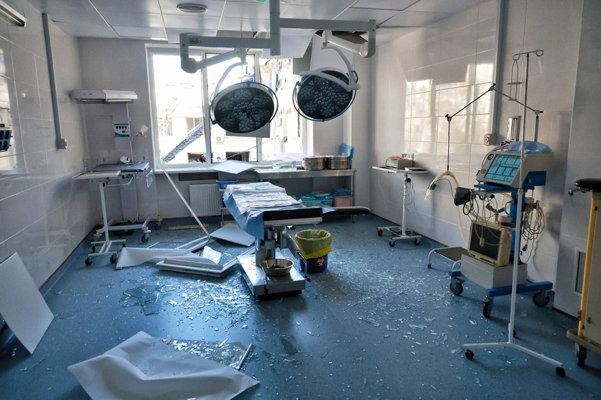 Des éclats de verre jonchent le sol d'une maternité à Odessa après une attaque russe fin mars.