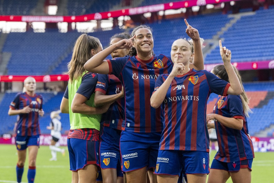 Die Baslerinnen mit Melissa Chidera Ugochukwu, mitte, und Lia Kamber, rechts, feiern das Tor zum 2:0 beim Fussball Women&#039;s Super League Spiel zwischen dem FC Basel 1893 und den FC Aarau Frauen im ...