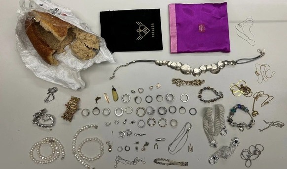 Des bijoux volés découverts à la douane dans une miche de pain.