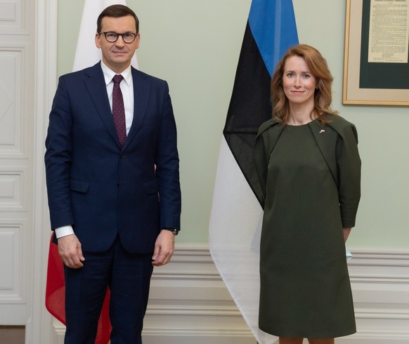 epa09595113 A handout photo made available by the Office of the Prime Minister of Estonia shows Estonian Prime Minister Kaja Kalas (R) and Prime Minister of Poland Mateusz Morawiecki during their meet ...