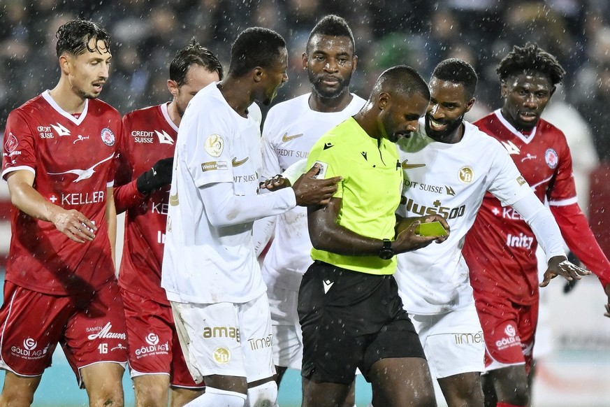 Schiedsrichter Anojen Kanagasingam umringt von Spielern beim Fussballspiel der Super League FC Winterthur gegen die .BSC Young Boys im Stadion Schuetzenwiese in Winterthur am Samstag, 4. November 2023 ...