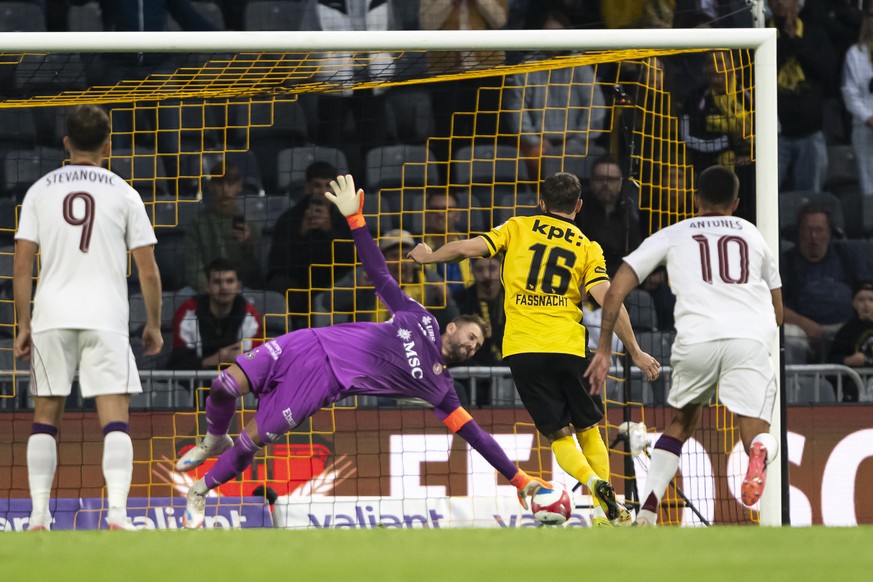 Christian Fassnacht (YB) schiesst den Elfmeter gegen Torhueter Jeremy Frick (SFC), im Fussball Meisterschaftsspiel der Super League zwischen dem BSC Young Boys, und dem Servette FC, im Stadion Wankdor ...