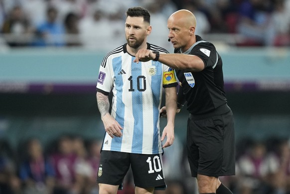 Referee Szymon Marciniak gestures as he speaks with Argentina&#039;s Lionel Messi during the World Cup round of 16 soccer match between Argentina and Australia at the Ahmad Bin Ali Stadium in Doha, Qa ...