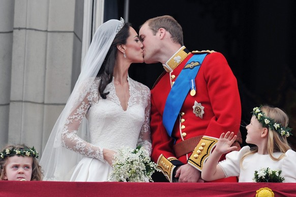 RETRANSMITTED FOR BETTER QUALITY - BEST QUALITY AVAILABLE.Prince William and his wife Kate Middleton, who has been given the title of The Duchess of Cambridge, kiss on the balcony of Buckingham Palace ...