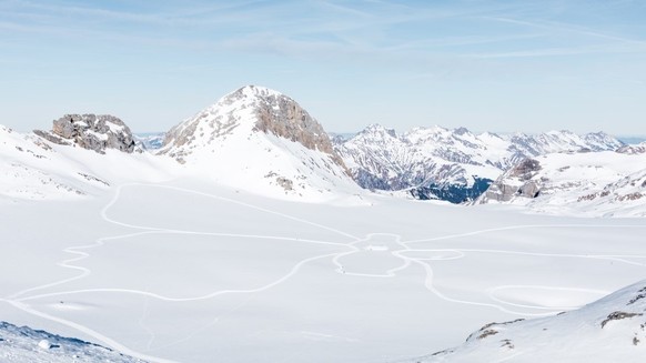 D’un papillon dans la neige à une œuvre éphémère et artistique, cette piste est devenue un incontournable pour les amateurs et amatrices de ski de fond sur la Plaine Morte à Crans Montana.