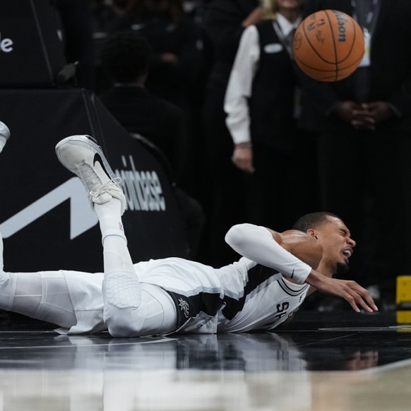 Victor Wembanyama a lourdement chuté et a subi une commotion lors de l'Acte II du 1er tour des play-off entre son équipe de San Antonio et Portland.