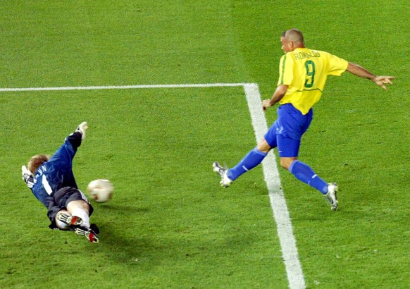 Brazil&#039;s Ronaldo (9) beats Germany&#039;s goalie Oliver Kahn to score during the second half of the 2002 World Cup final Sunday, June 30, 2002, in Yokohama, Japan. (AP Photo/Murad Sezer)