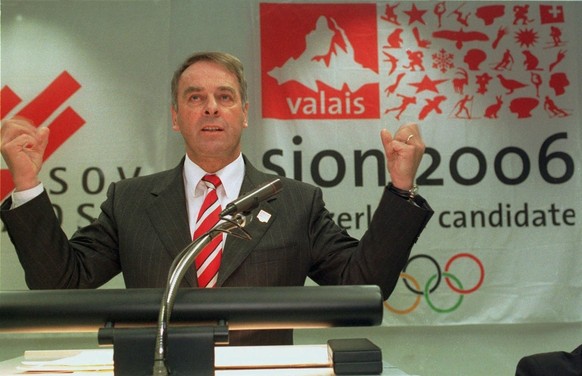 Bundesrat Adolf Ogi bei seiner flammenden Rede fuer Sion 2006 am Samstag, 7. November 1998, vor dem Sportparlament des Schweizerischen Olympischen Verbandes in Bern. (KEYSTONE/Juerg Mueller)