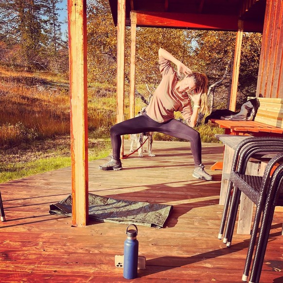 Bye-bye les tapis rouges, la Néerlandaise s'épanouit dans le yoga.