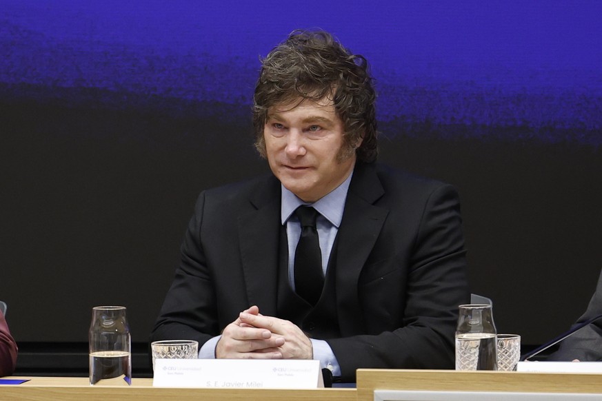 epa13065786 Argentine President Javier Milei attends a ceremony awarding him with the Medal of Honor by the CEU San Pablo University, in Madrid, Spain, 26 June 2026. EPA/CHEMA MOYA