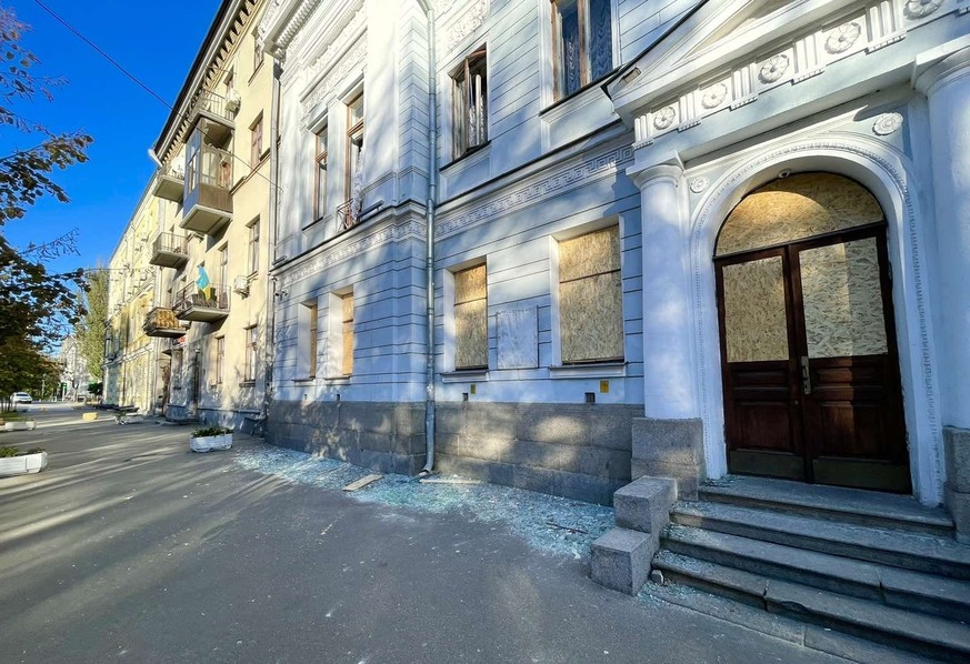 La Galerie nationale d'art de Kiev, après qu'une roquette soit tombée à quelques mètres du bâtiment. Les fenêtres ont été brisées.