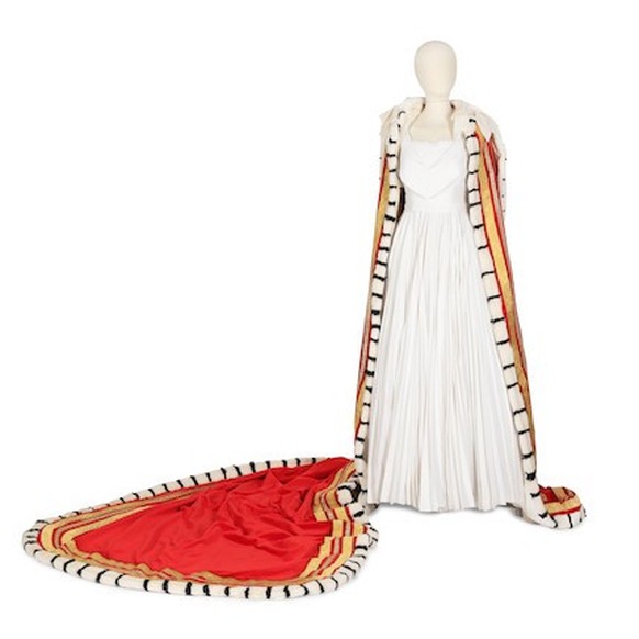 Une réplique des vêtements de cérémonie du couronnement, y compris le manteau et l'étole impériaux, la supertunique, la robe d'onction et la robe d'État.