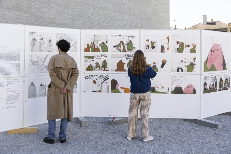 Des personnes visitent les expositions lors d'une de presse de la 20e edition de BDFIL ce lundi 27 avril 2026 a Lausanne. (KEYSTONE/Cyril Zingaro)